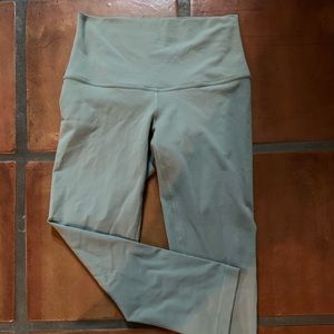 Lululemon high-rise wunder under crops.